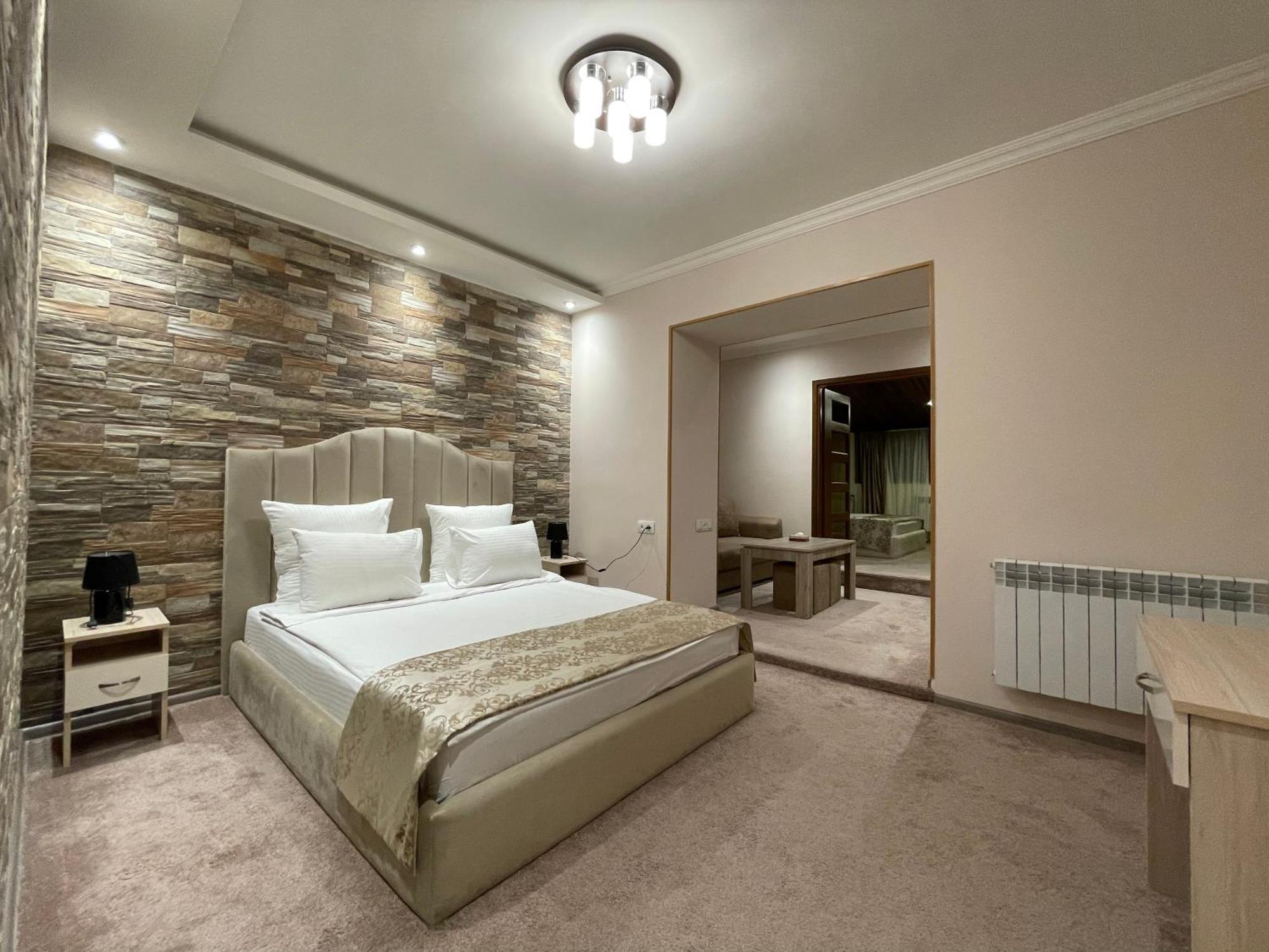 Delin Hotel And Tours Yerevan Ngoại thất bức ảnh