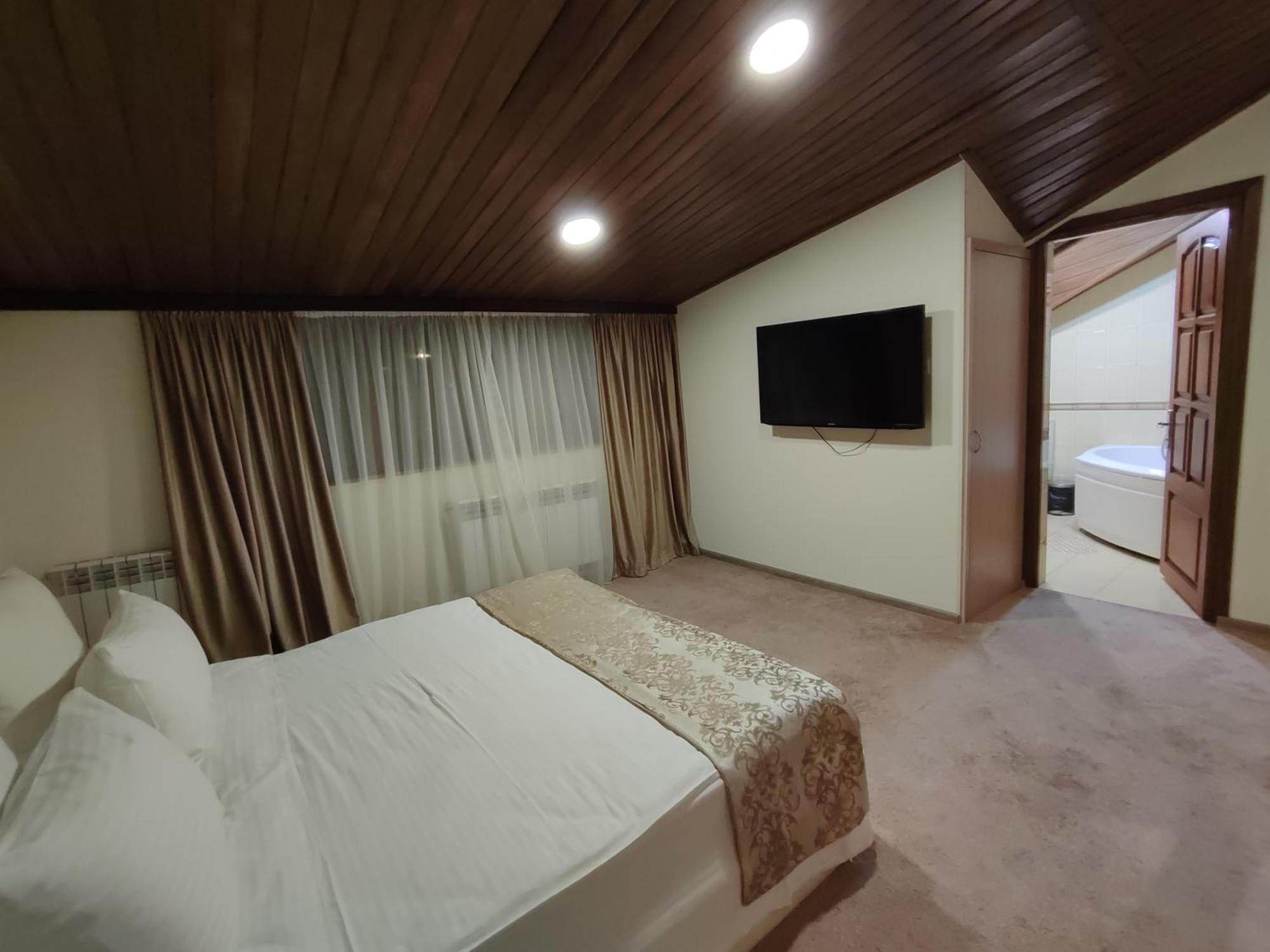 Delin Hotel And Tours Yerevan Ngoại thất bức ảnh