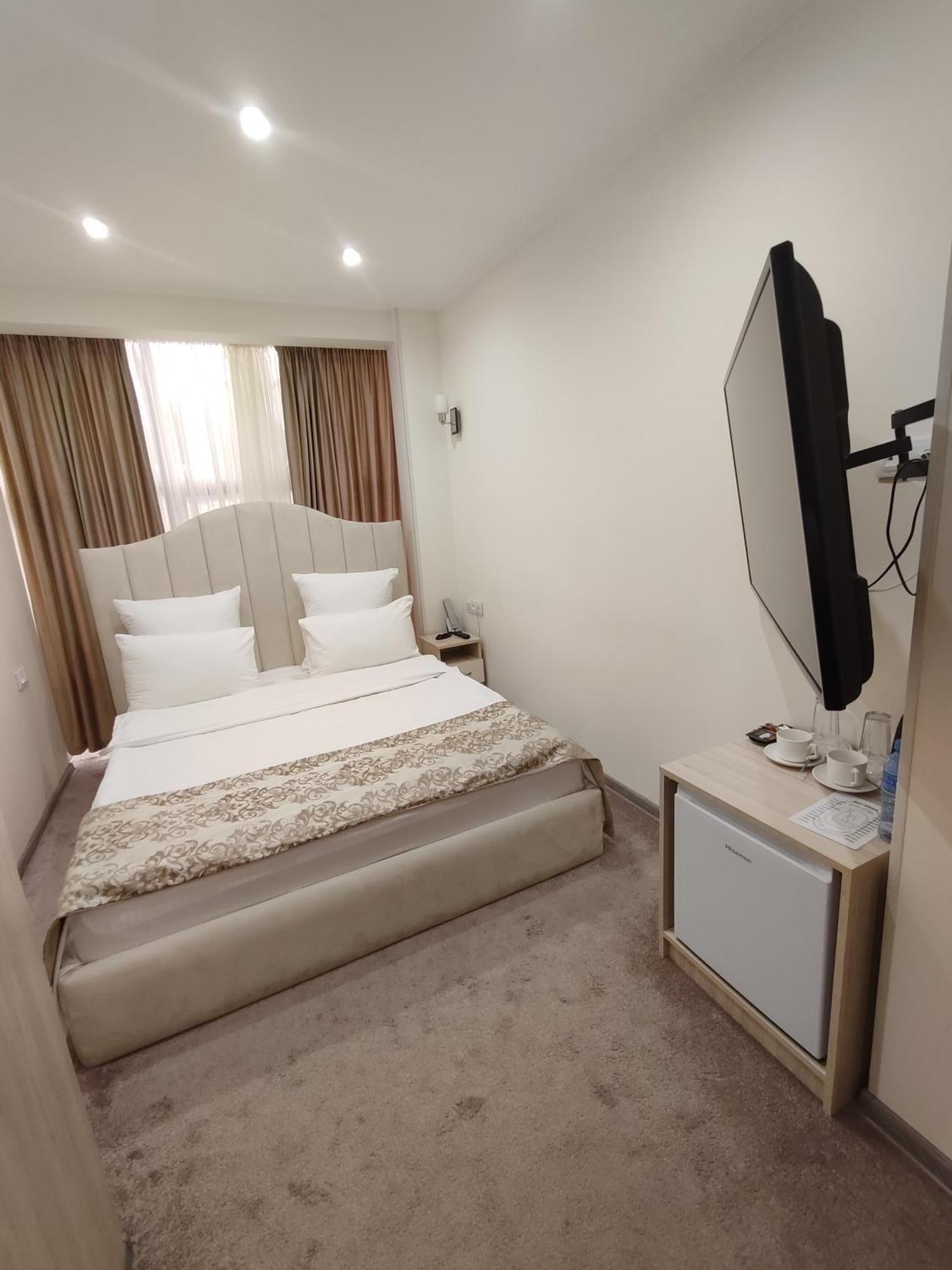 Delin Hotel And Tours Yerevan Ngoại thất bức ảnh