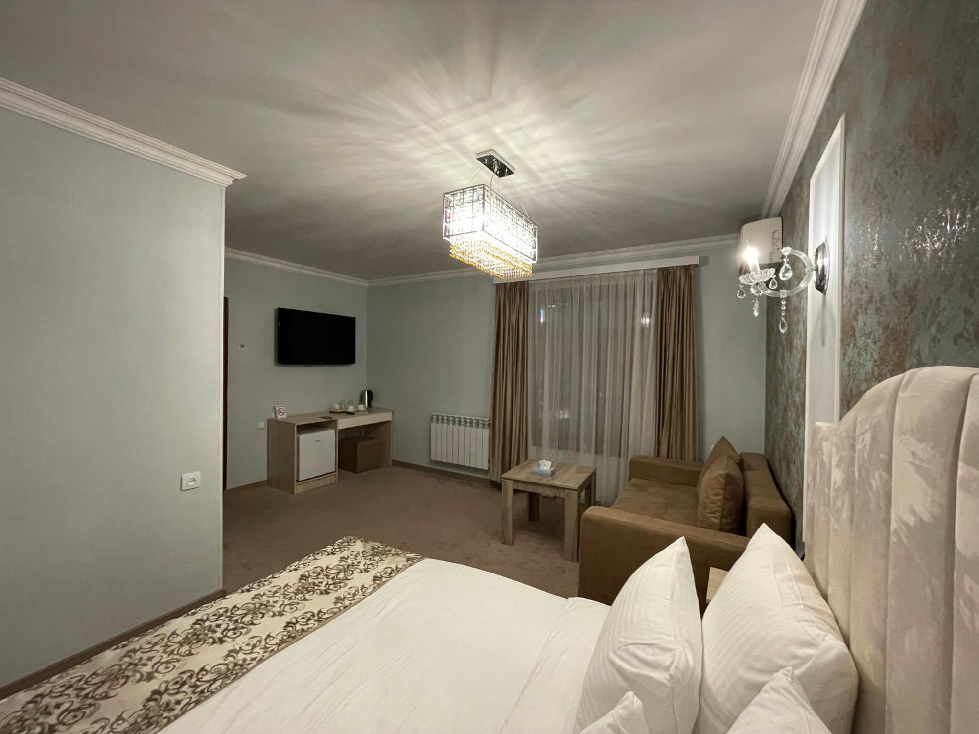 Delin Hotel And Tours Yerevan Ngoại thất bức ảnh