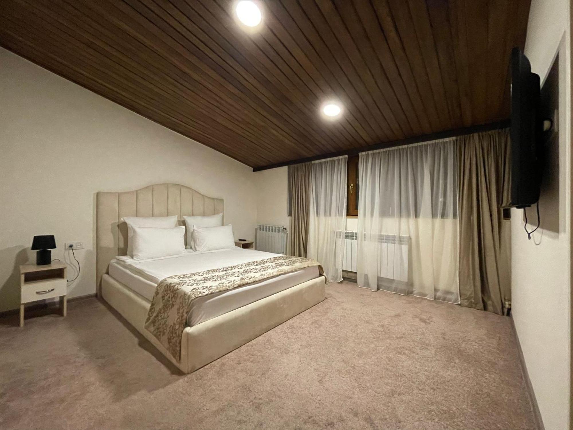 Delin Hotel And Tours Yerevan Ngoại thất bức ảnh
